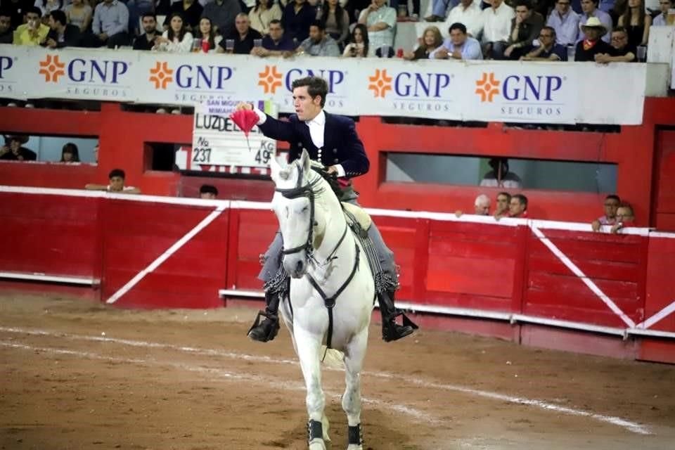 Arturo Gilio fue el triunfador de la corrida inaugural de la temporada 2025 en la Monumental Monterrey; Guillermo Hermoso de Mendoza cortó un apéndice y Diego San Román salió con las manos vacías.