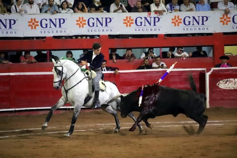 Arturo Gilio fue el triunfador de la corrida inaugural de la temporada 2025 en la Monumental Monterrey; Guillermo Hermoso de Mendoza cortó un apéndice y Diego San Román salió con las manos vacías.
