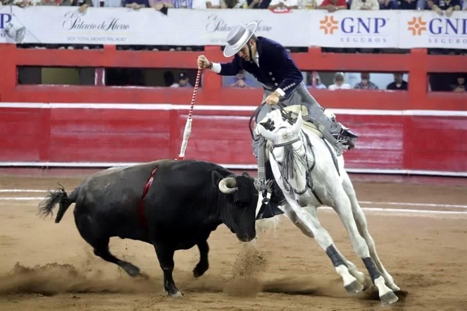 Arturo Gilio fue el triunfador de la corrida inaugural de la temporada 2025 en la Monumental Monterrey; Guillermo Hermoso de Mendoza cortó un apéndice y Diego San Román salió con las manos vacías.