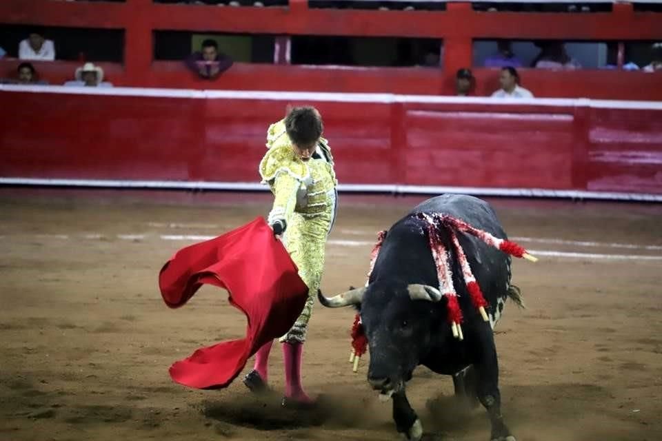 Arturo Gilio fue el triunfador de la corrida inaugural de la temporada 2025 en la Monumental Monterrey; Guillermo Hermoso de Mendoza cortó un apéndice y Diego San Román salió con las manos vacías.