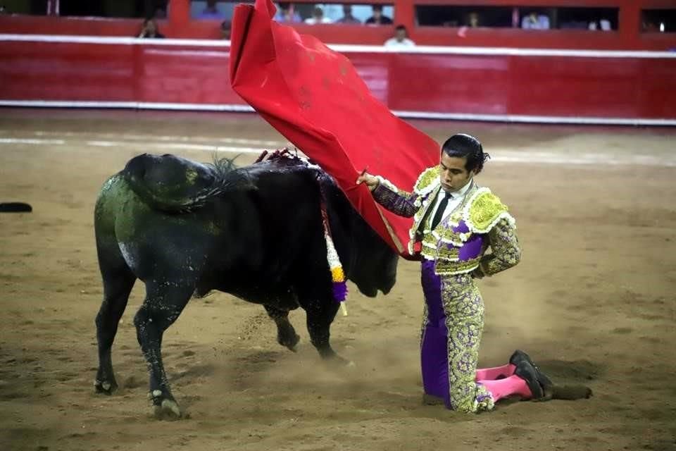 Arturo Gilio fue el triunfador de la corrida inaugural de la temporada 2025 en la Monumental Monterrey; Guillermo Hermoso de Mendoza cortó un apéndice y Diego San Román salió con las manos vacías.