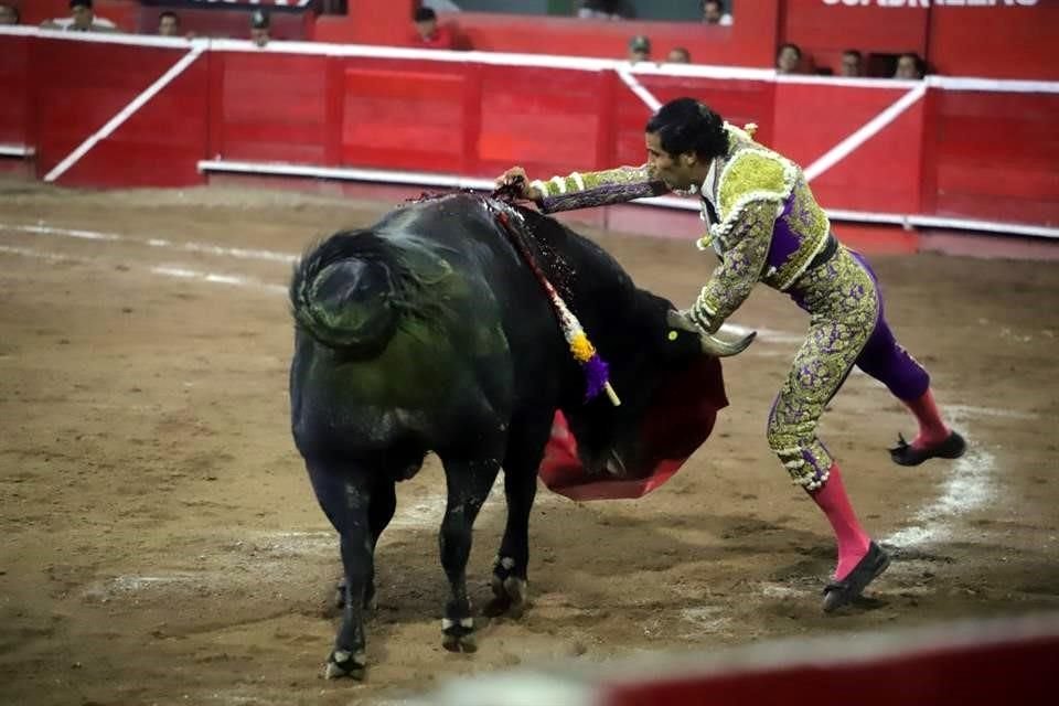 Arturo Gilio fue el triunfador de la corrida inaugural de la temporada 2025 en la Monumental Monterrey; Guillermo Hermoso de Mendoza cortó un apéndice y Diego San Román salió con las manos vacías.