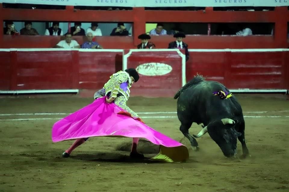 Arturo Gilio fue el triunfador de la corrida inaugural de la temporada 2025 en la Monumental Monterrey; Guillermo Hermoso de Mendoza cortó un apéndice y Diego San Román salió con las manos vacías.