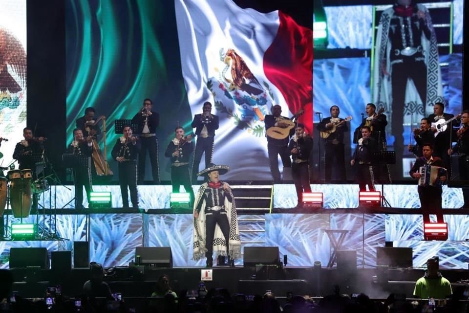 Unas 10 mil personas, según los organizadores, contribuyeron a ponerle sabor y color al show.