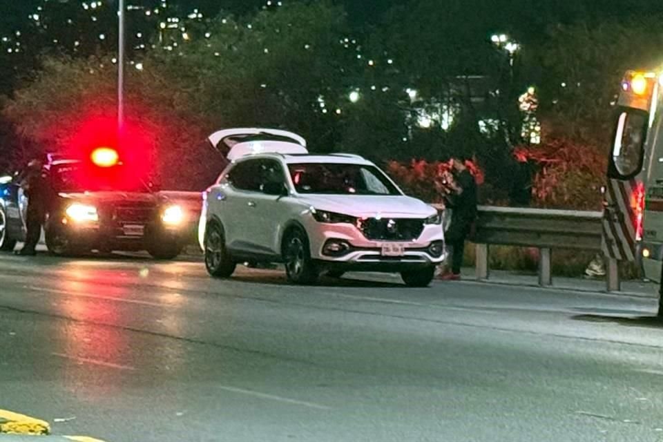 Tras la agresión, las víctimas detuvieron su camioneta MG blanca por los carriles exprés de la avenida, a la altura de la calle Sonora, en la Colonia Nuevo Repueblo.