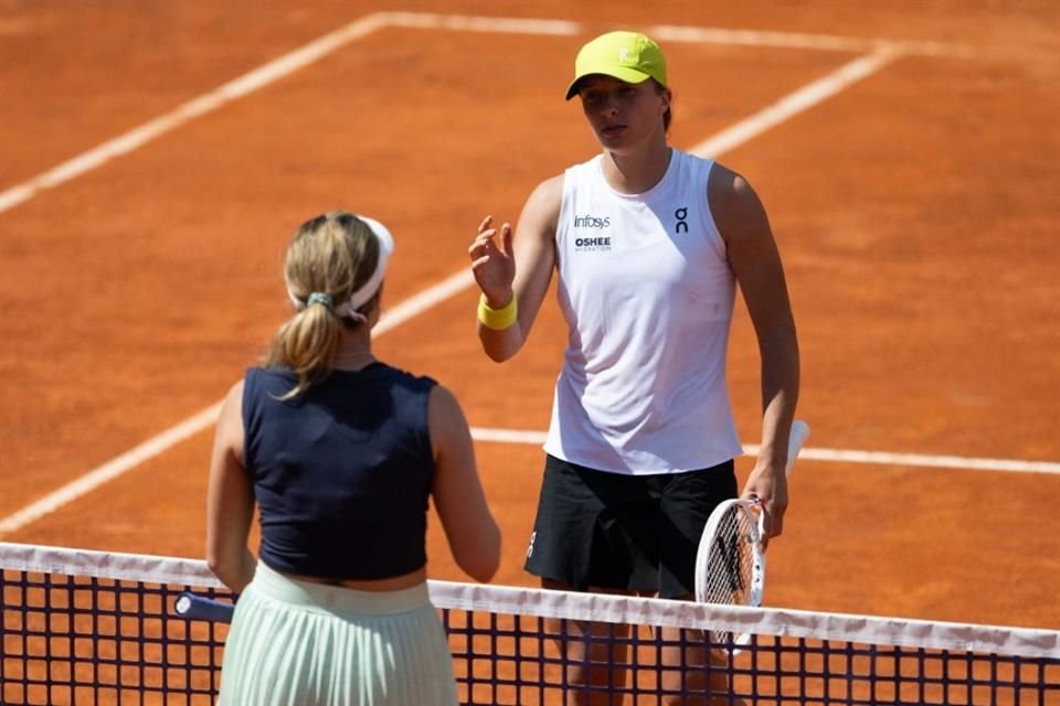 Iga Swiatek (der.) tuvo su peor resultado de la temporada.