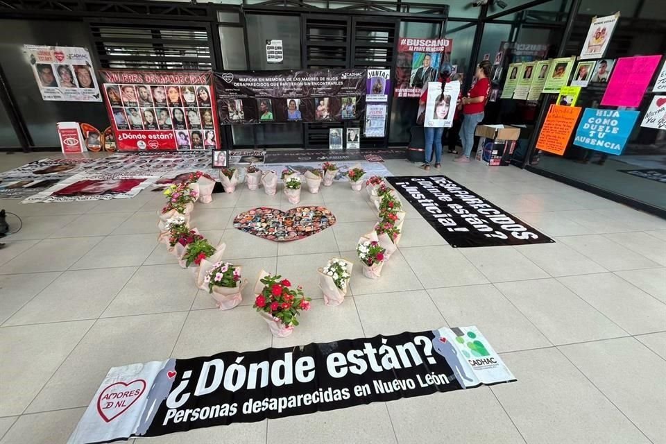 En la explanada de la Fiscalía colocaron mantas con las fotografías de cada uno de sus familiares desaparecidos.