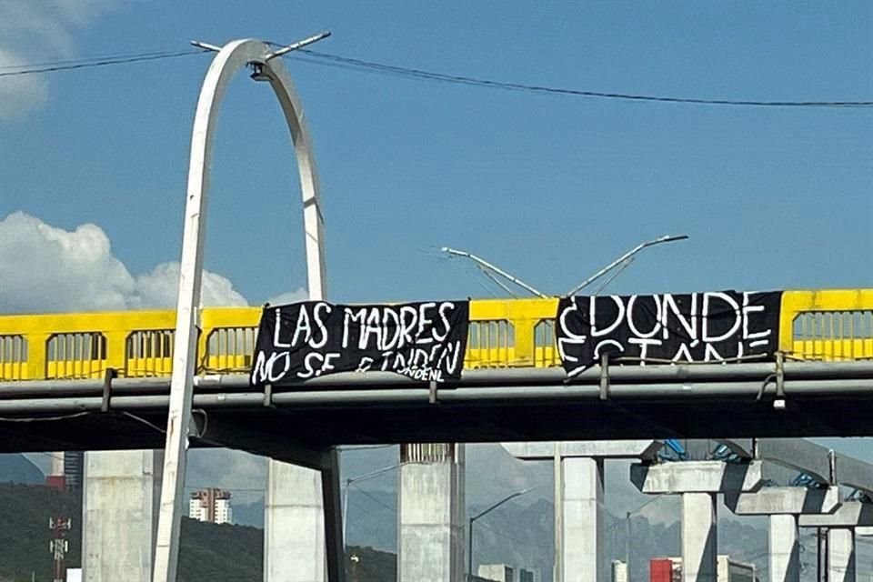  Fuerzas Unidas por Nuestros Desaparecidos en Nuevo León colocó dos mantas en el Puente del Papa.