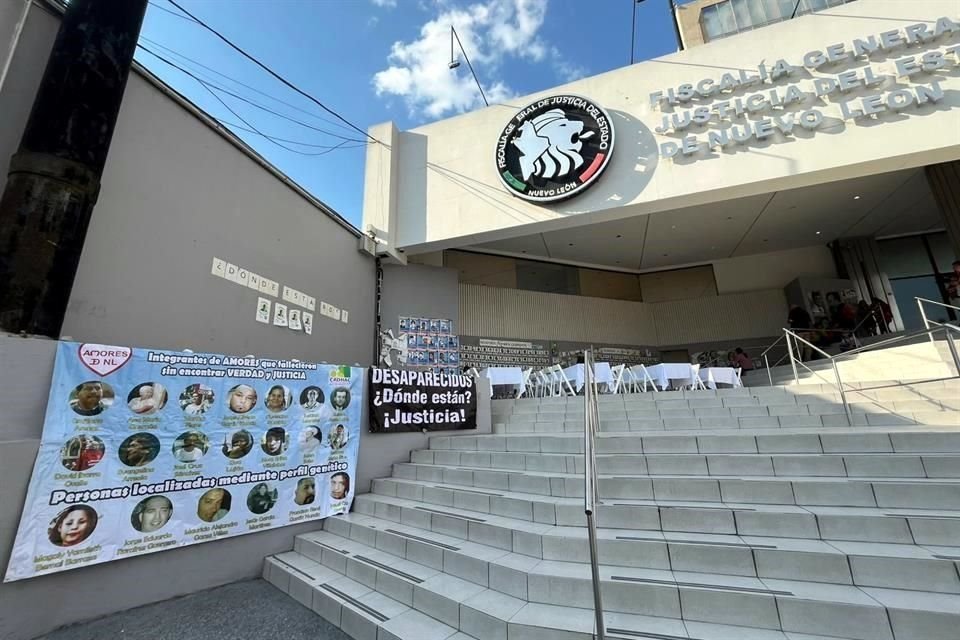En la explanada de la Fiscalía colocaron mantas con las fotografías de cada uno de sus familiares desaparecidos.