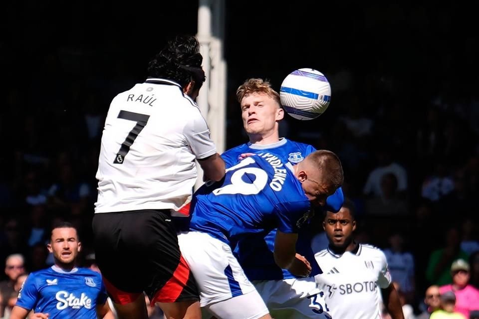 El delantero mexicano marcó ante el Everton con un remate de cabeza.
