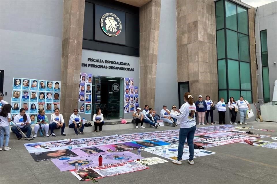 Madres de familia portan pancartas con las frases: '10 de Mayo sin celebrar, me falta mi mamá' o '10 de Mayo, nada que festejar si mis hijos no están'.