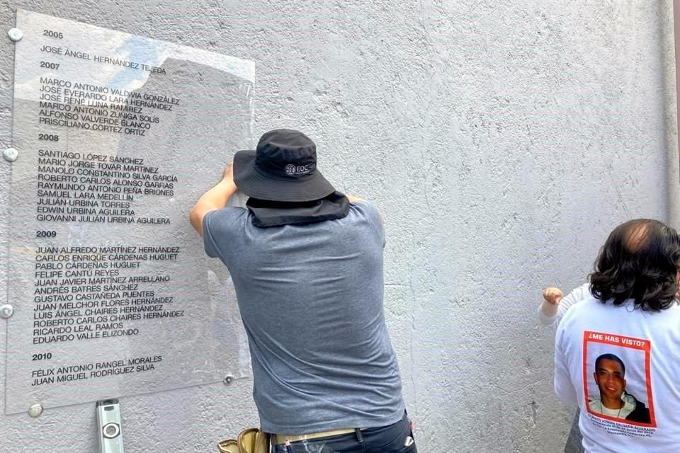 En las paredes de estacionamiento de la Fiscalía Especializada en Personas Desaparecidas, colocaron 9 acrílicos con los nombres de sus familiares desaparecidos desde el 2005.