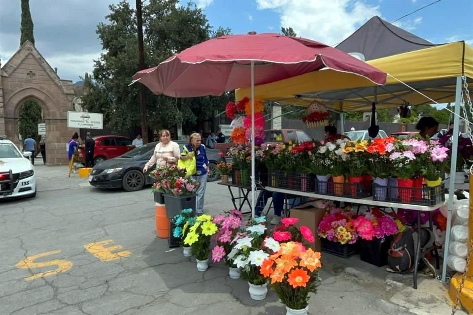 Al exterior se registró venta de flores y de comida.