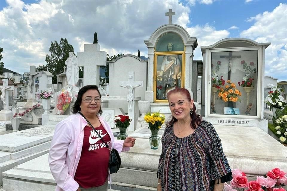 Familias acuden al Panteón del Carmen y Dolores desde temprana hora.