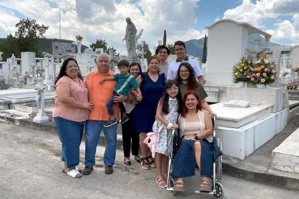 Familias acuden al Panteón del Carmen y Dolores desde temprana hora.