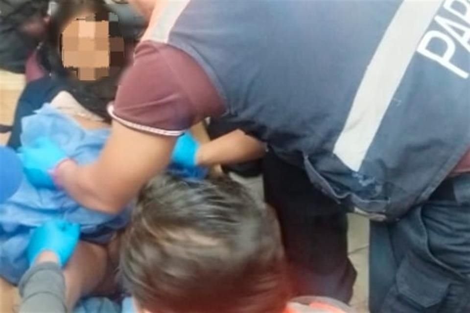 Paramédicos llevaron a la menor de edad y al recién nacido a un hospital.