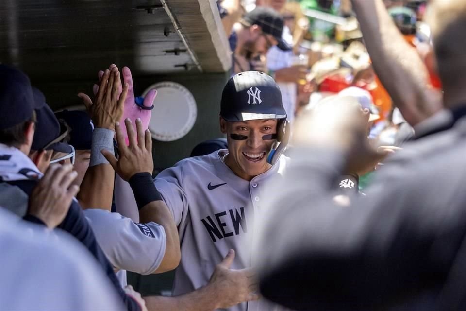 Aaron Judge celebra su primer jonrón de la tarde ante los Atléticos.