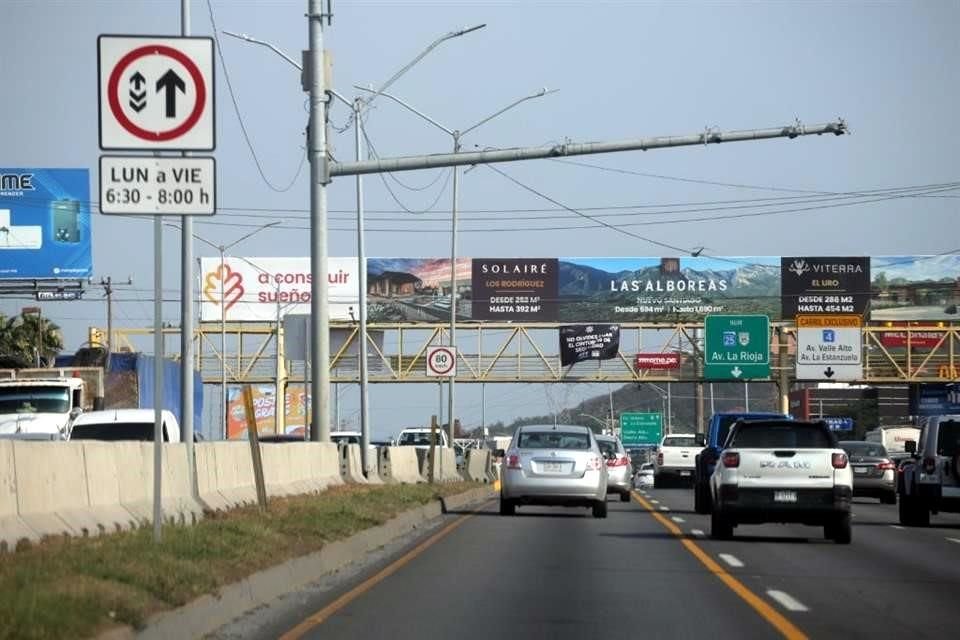El Municipio de Monterey delimita con línea amarilla y coloca señalamientos para informar sobre los contraflujos en la Nacional y Leones.