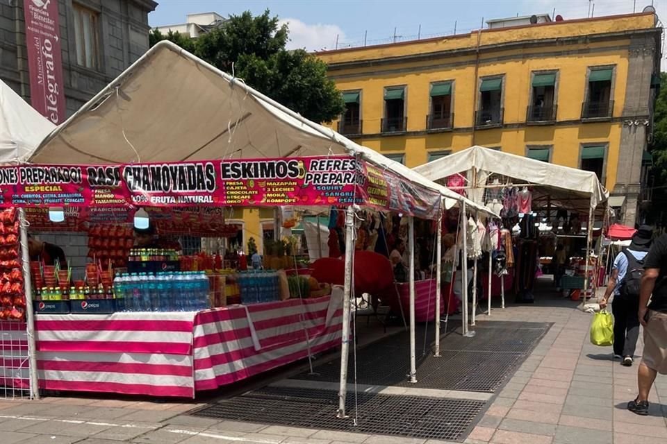 En la Plaza Tolsá los vendedores fueron ubicados hace dos semanas.