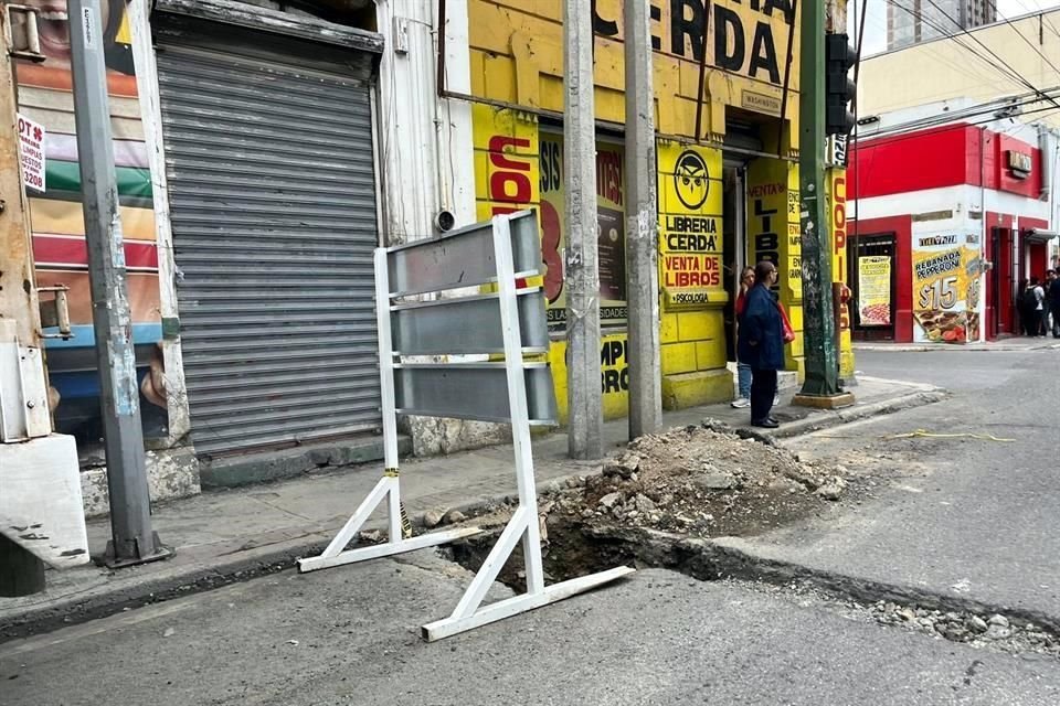 Washington ve Guerrero caddelerinde bir hendek trafiğin bir şeridini kapatıyor.