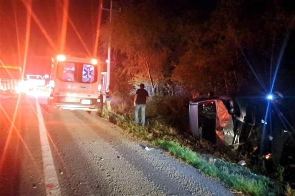 La volcadura fue reportada los primeros minutos de hoy, sobre la Carretera Montemorelos a General Terán.