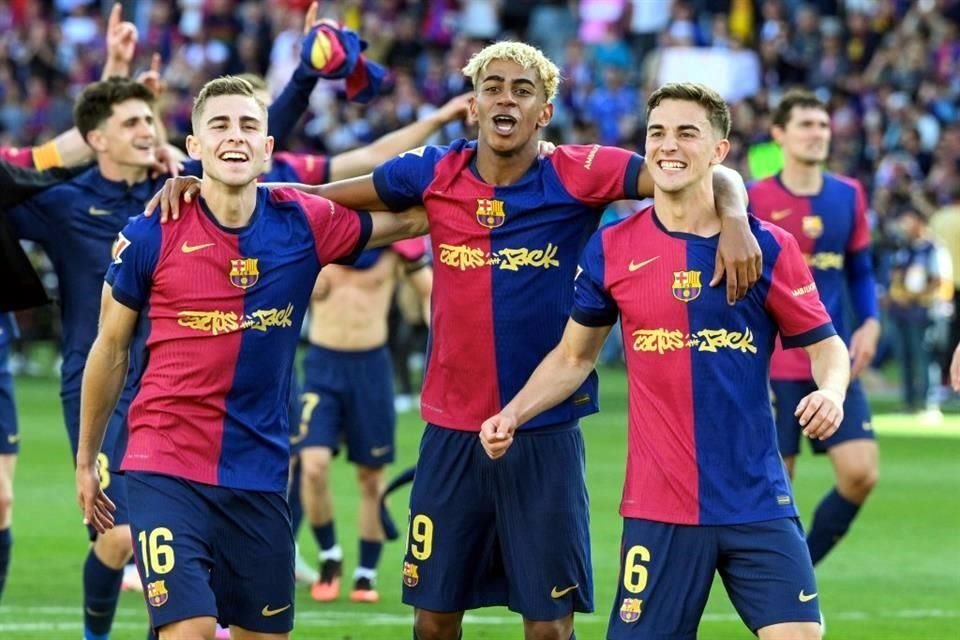 Los culés celebrando ante su afición el título en España.