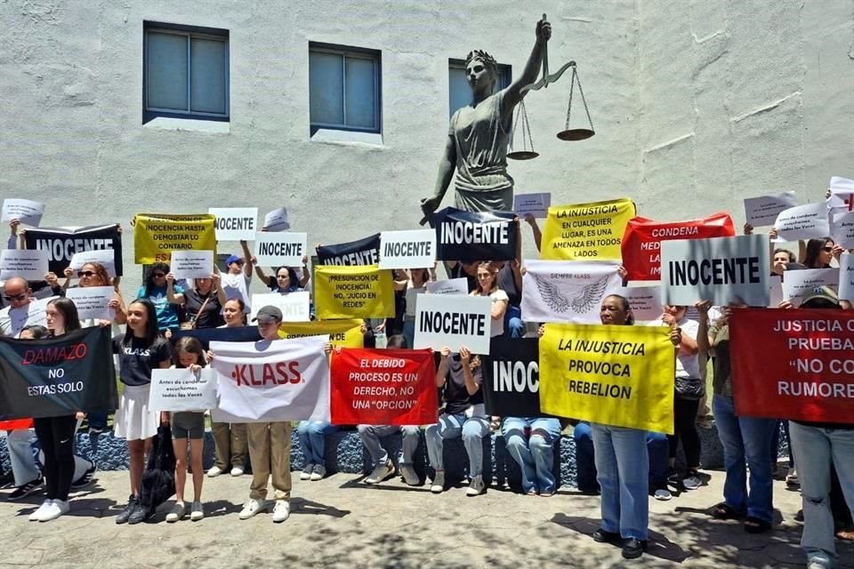 Afuera del Palacio de Justicia, amigos y familiares de Damazo, manifestaron su apoyo para el ex entrenador del Inde.