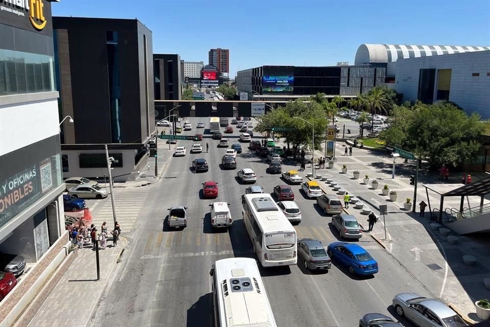 En la Avenida Fundidora se observaron largas filas de tráfico generado por los camiones que dejaron a la mujeres que fueron festejadas.