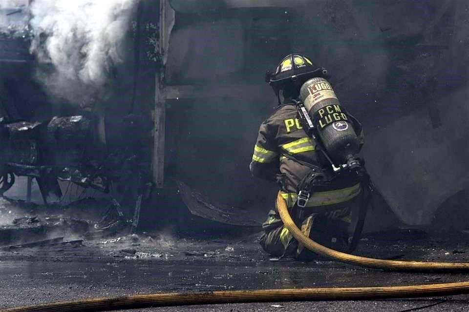 Hasta el lugar fueron enviados elementos de Bomberos Nuevo León y de Protección Civil municipal y del Estado, que trabajaron para sofocar el fuego.