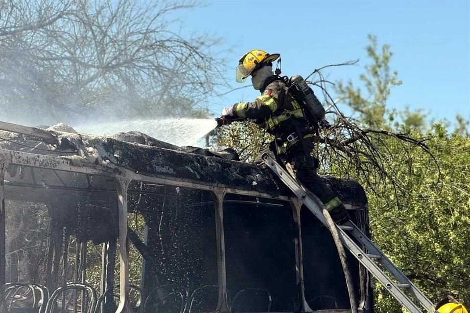 Hasta el lugar fueron enviados elementos de Bomberos Nuevo León y de Protección Civil municipal y del Estado, que trabajaron para sofocar el fuego.