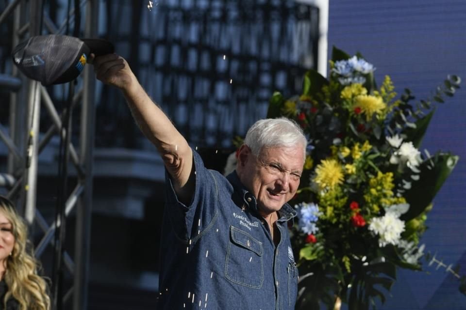 El ex Presidente panameño Ricardo Martinelli saluda a sus seguidores en un acto de campaña, en Ciudad de Panamá, el 3 de febrero de 2024.