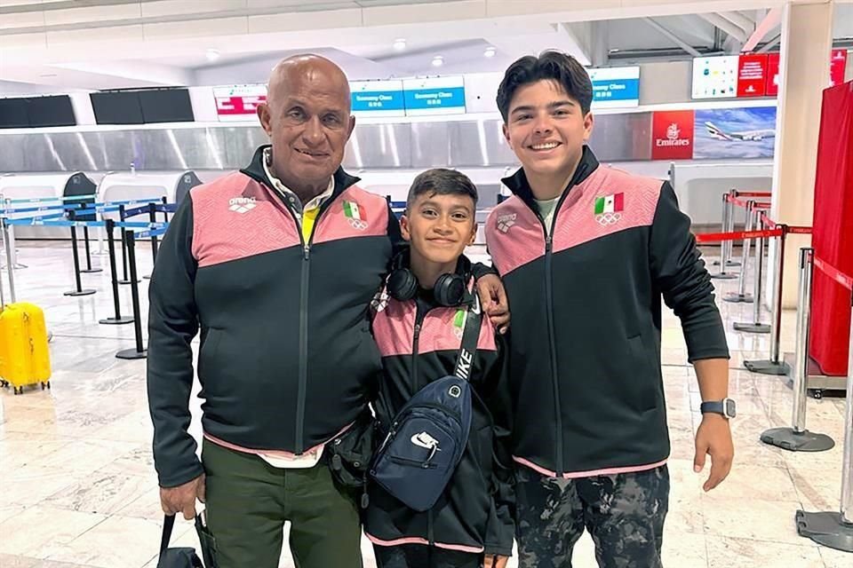 El entrenador Rolando Prieto, junto a los clavadistas Máximo Terán y Rubén del Prado, en el Aeropuerto Internacional de Monterrey.