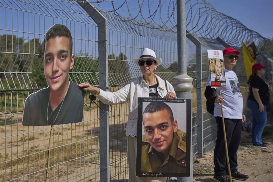Varda Ben Baruch sostiene una fotografía de su nieto, Edan Alexander durante una reunión junto a otros familiares el 20 de abril de 2025, en el Kibbutz Nir Or.