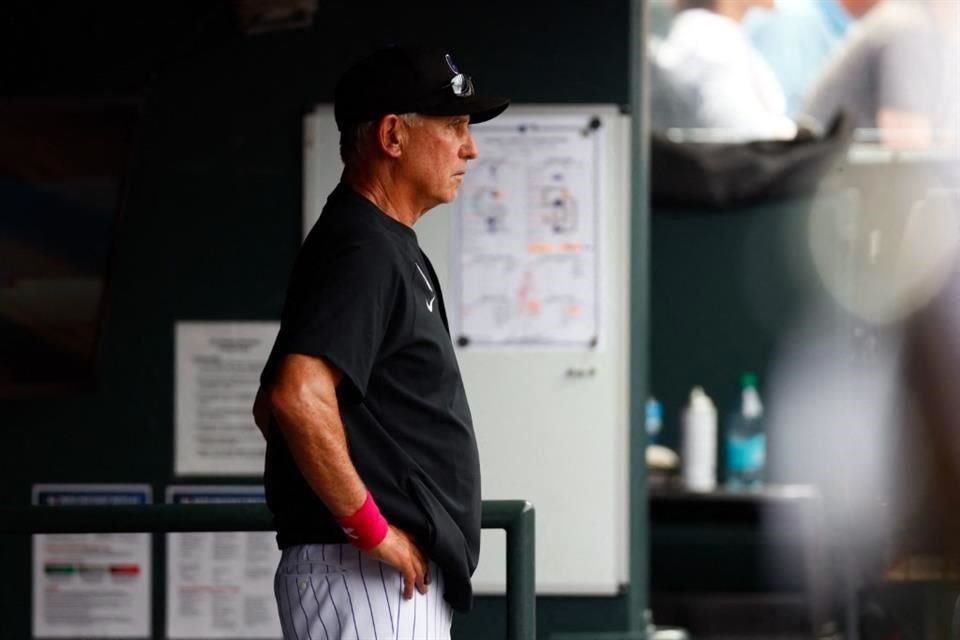 El mánager Bud Black, de los Rockies de colorado, observa desde el dugout en un partido ante los Padres de San Diego.