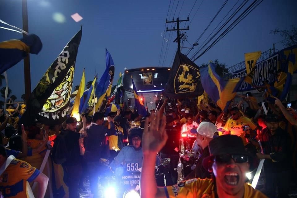 Centenares de aficionados de Tigres alentaron a su equipo mientras ingresaba al Estadio Universitario.