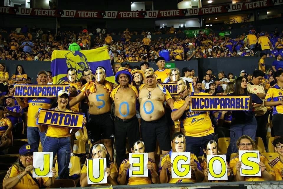 Aficionados rindieron homenaje al arquero Nahuel Guzmán, quien cumplió 500 juegos como tigre.
