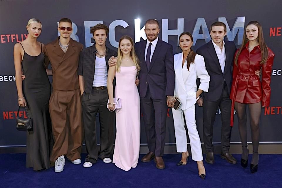 Medios de Reino Unido y EU revelan que los Beckham no logran entenderse con Nicola Peltz (der.) y que ésta ejerce mucha influencia en Brooklyn.
