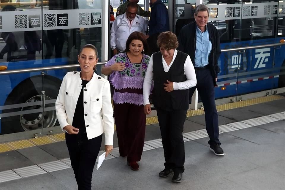 Claudia Sheinbaum, Clara Brugada y Delfina Gómez, durante el banderazo de las pruebas en la estación Santa Martha.