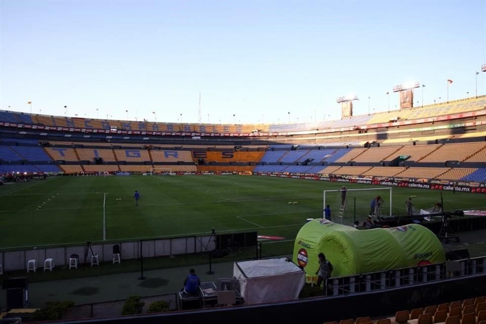 Total tranquilidad de las tribunas del Estadio Universitario antes del 'hervidero' durante el partido.