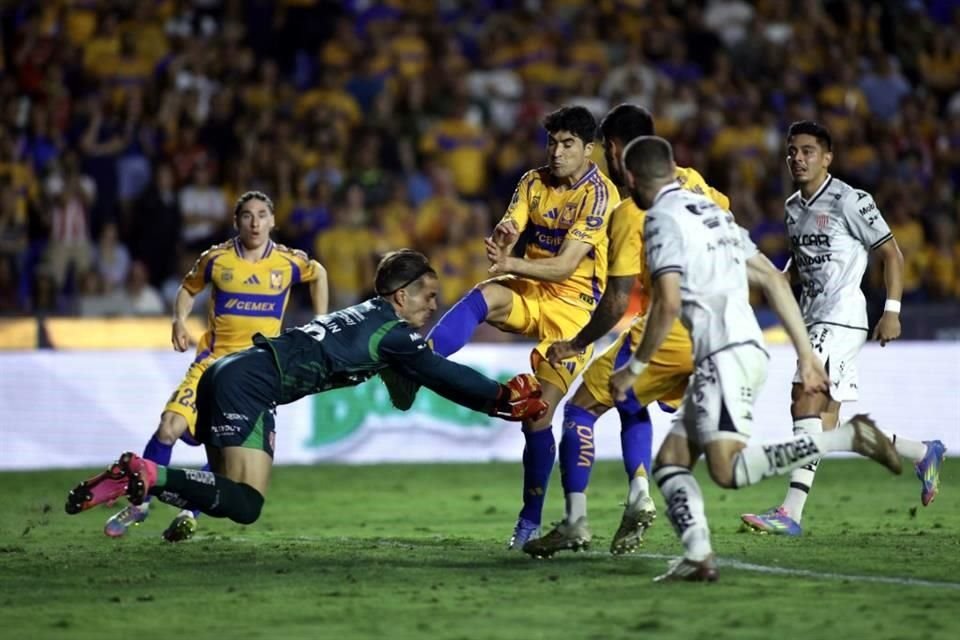 Al 96' llegó la polémica en ésta jugada, en la que hubo una serie de rebotes y el balón acabó dentro de la portería.