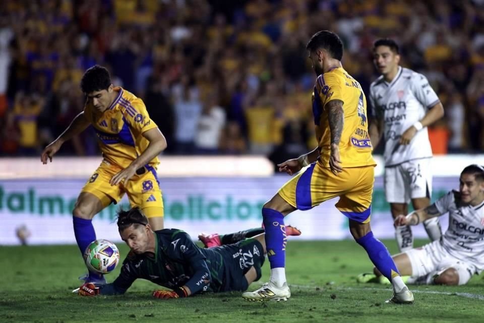 El arquero unsain parecía tener control de balón, incluso antes Nico Ibáñez parecía cometer falta.