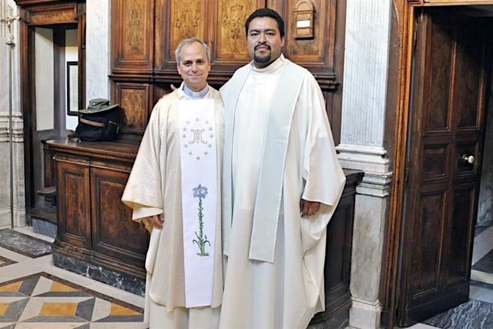 Fray Ramón Abundis Mata (der.) conoció al ahora Papa León XIV en 2009, durante una visita a Italia.