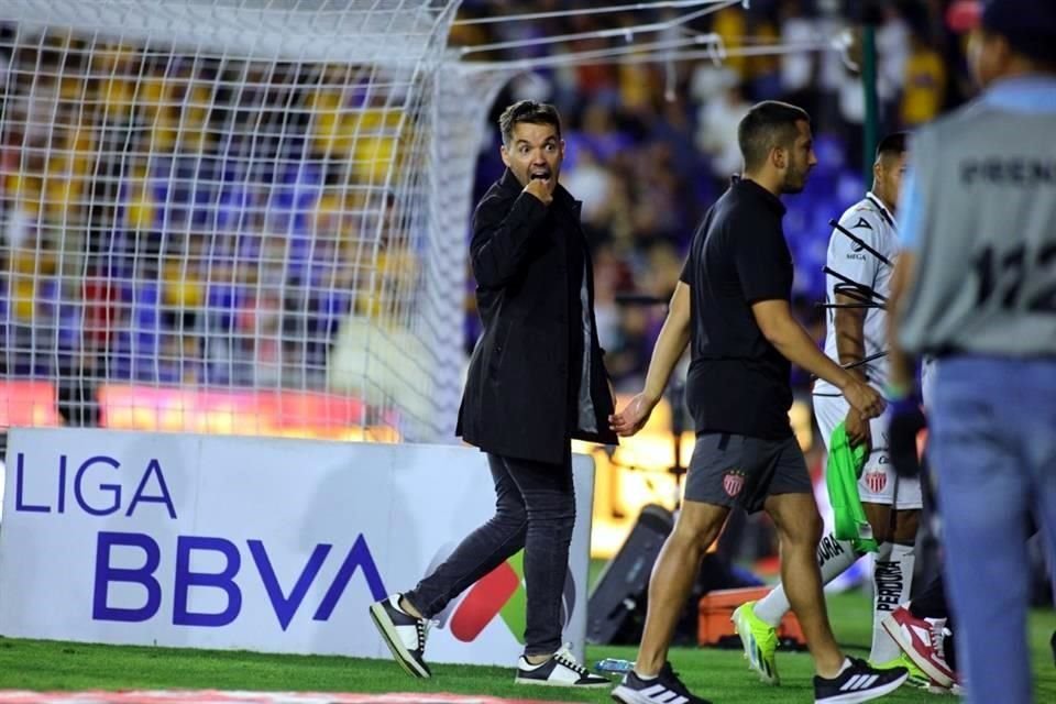 El estratega de los Rayos salió molesto de la cancha.