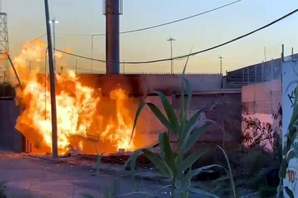 Debido a que las autoridades no encontraban a la empresa responsable de la toma, el fuego se mantuvo durante la madrugada y hasta la mañana de hoy.