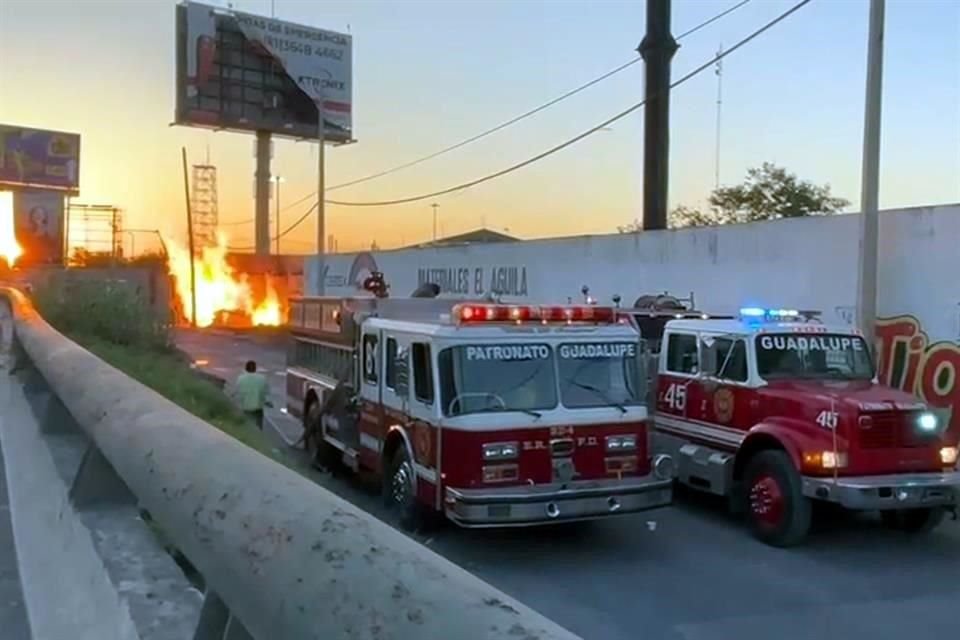 Debido a que las autoridades no encontraban a la empresa responsable de la toma, el fuego se mantuvo durante la madrugada y hasta la mañana de hoy.