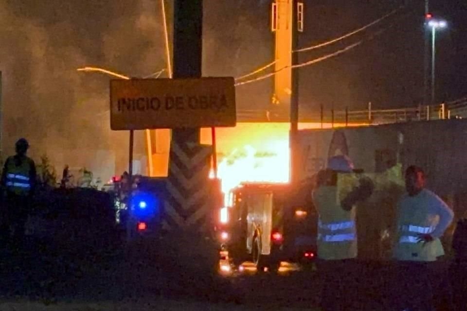 Debido a que las autoridades no encontraban a la empresa responsable de la toma, el fuego se mantuvo durante la madrugada y hasta la mañana de hoy.
