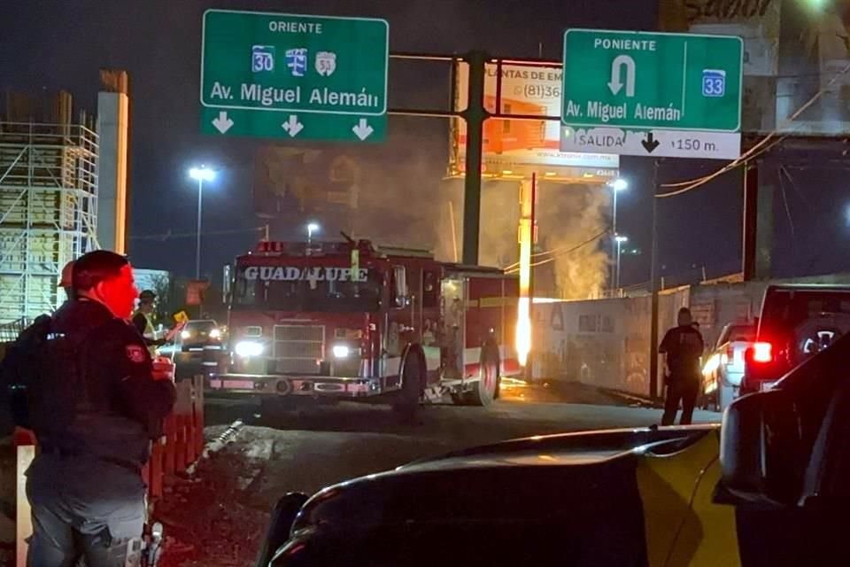 Debido a que las autoridades no encontraban a la empresa responsable de la toma, el fuego se mantuvo durante la madrugada y hasta la mañana de hoy.