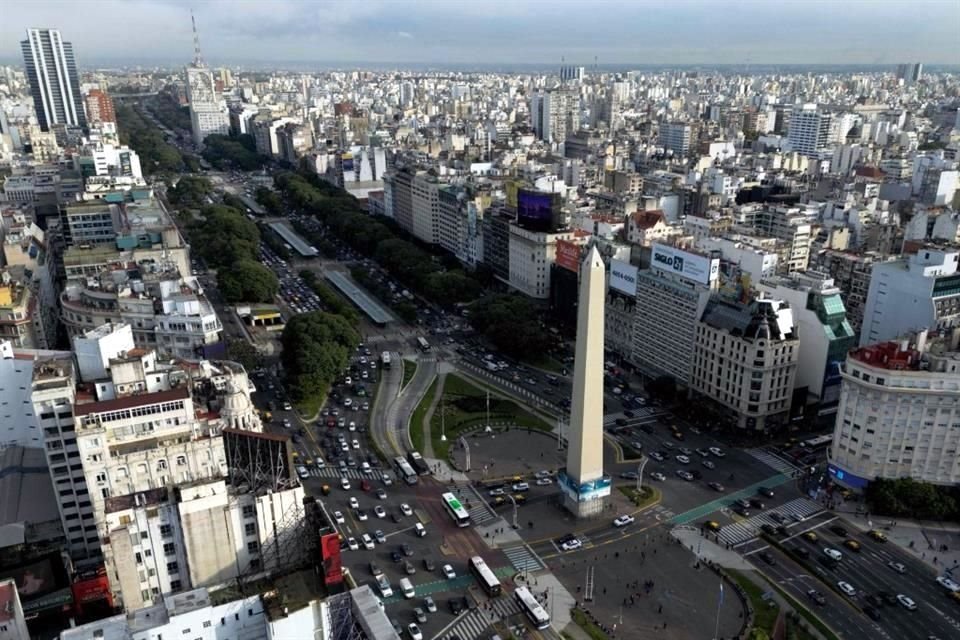 Pese a la mejora, Fitch advierte que persisten retos e incertidumbres para la economía argentina.