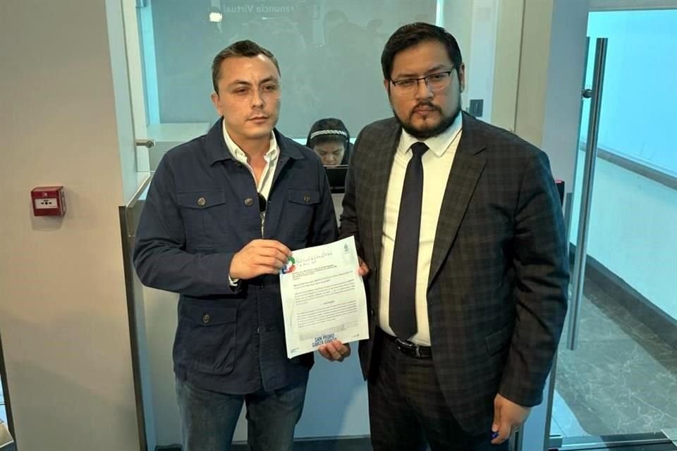 Miguel Ávila, secretario de Servicios Públicos de San Pedro y Jonathan Martínez, Consejero General de Asuntos Jurídicos.