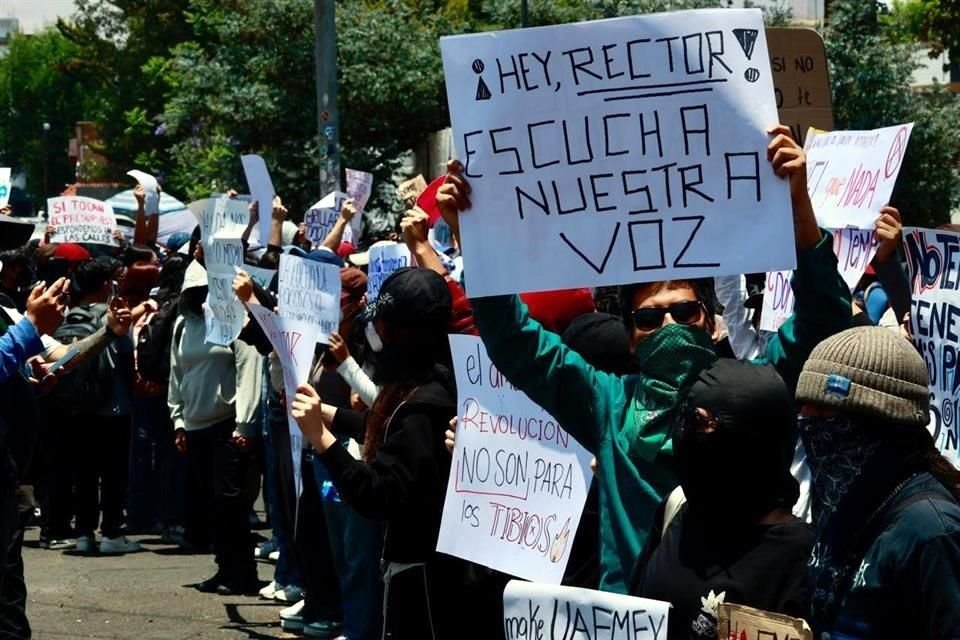 Los estudiantes exigen un nuevo proceso de elección de Rector de la UAEM.